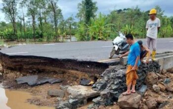 suasana-jalan-yang-dirusak-warga-Mandalika.jpg